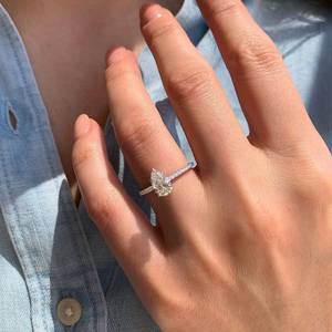 Anillo de Compromiso Vintage con Corte Pera de 2.1ct, Cultivado en Laboratorio, Certificado IGI, Halo Oculto, Oro Blanco de 18K - Product Image 6