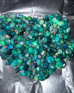 Opale éthiopienne noire naturelle taillée, lot de pierres de 145 carats, taille MM mixte, opale de feu multicolore pour la fabrication de bijoux, vente en gros d'opale - Product Image 2