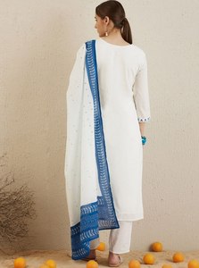 Ensemble costume élégant de style Bollywood en coton blanc brodé bleu Dupatta tenue ethnique décontractée de fête pour femmes sorties - Product Image 3