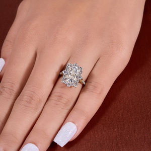 Bague de fiançailles en moissanite de 3 ct taille radiante avec diamant et glace pilée en or massif Bague allongée halo rayonnante cachée pour femme - Product Image 2