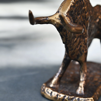 Statue de taureau en laiton Figurine de taureau de charge vintage Sculpture animale en métal décorative pour la maison et le bureau symbole de richesse Feng