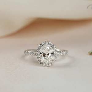 Bague de fiançailles en diamant ovale de 7x9mm | Bague de mariage de mariée Halo Pave Band | Bague d'anniversaire en argent sterling plaqué or 18 carats - Product Image 2