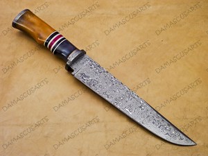Couteau utilitaire d'extérieur OEM fait main en acier Damas avec manche en corne naturelle, intercalaires en résine noire et rouge, et garde en Damas - Product Image 3