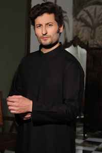 Nouvelle Thobe Homme Style Omanais à Manches Longues et Col Rond, Coupe Moderne, Idéale pour les Cérémonies Formelles, les Fêtes de l'Aïd et la Prière Quotidienne - Product Image 2