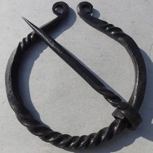 Top qualité forgé à la main plaine nouée péroné fer Penannulaire broche cape broche tissu broche fermoirs Style médiéval et Viking - Product Image 3