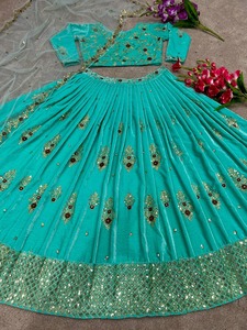 Longue robe de sol en velours de Viscose lourd avec broderies de 5mm - Product Image 6