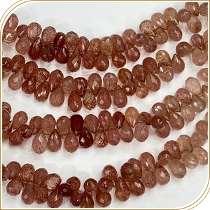พลอยควอตซ์สตรอเบอร์รี่สีชมพูธรรมชาติ เกรด AAA ทรงหยดน้ำเจียระไน ขนาด 8 นิ้ว ขนาดเม็ด 5-6 มม. - Product Image 6