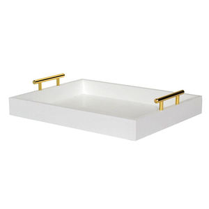 Bandeja Moderna Minimalista Blanca de MDF con Asa Dorada, Bandeja Decorativa de Estilo Rectangular para Servir Alimentos en la Cocina o Sala de Estar - Product Image 1