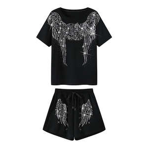 Ensemble T-shirt et short à logo personnalisé pour femmes Vêtements d'été avec strass Ensemble sweat-shirt et short - Product Image 4