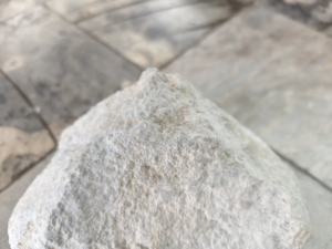 La pyrophyllite blanche assure une pureté maximale pour les peintures et les revêtements, agissant comme une charge brillante fonctionnelle. - Product Image 3