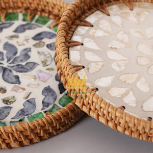 Plateau rond en rotin naturel fait main avec incrustation de nacre Plateau de service décoratif en gros de haute qualité du Vietnam - Product Image 3