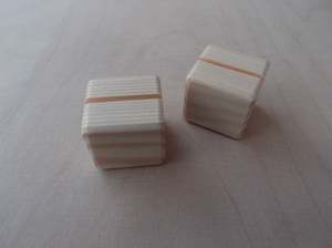 Soporte de tarjeta de Metal de forma cuadrada Diseño único Soporte de decoración de mesa elegante y asequible para el hogar Oficina y eventos - Product Image 5