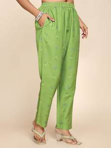 Ensemble Kurti en coton à impression numérique de haute qualité avec pantalon et Dupatta pour les fêtes d'hiver et d'été disponibles en gros en vrac - Product Image 3