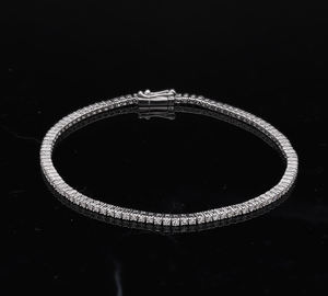 สร้อยข้อมือเทนนิสเพชรแท้ชุบทองคำขาว 14K ดีไซน์เรียบหรู ประดับเพชรทรงบริลเลียนต์ ตัดแบบ Prong-Set ดีไซน์คลาสสิกเหนือกาลเวลา - Product Image 6