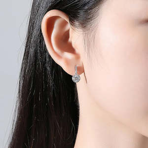 ต่างหูทรงกลมประดับโมอิสซาไนต์ 1 กะรัต ความงามระยิบระยับดุจฝุ่นดาว - Product Image 4