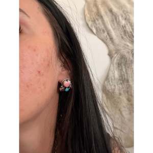Boucles d'oreilles pendantes en argent sterling en forme de cœur, ornées de pierres multicolores et de turquoise, par des artisans maîtres - Product Image 2