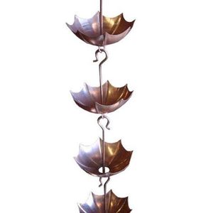 Cadena de lluvia de metal duradero diseñada para guiar el agua de lluvia de forma elegante desde las canaletas del techo a los recipientes de drenaje. - Product Image 2