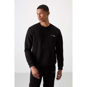 Conjunto Deportivo Bordado para Hombre, Corte Cómodo, Color Negro Mate, Algodón Grueso y Suave con Textura, 85254 - Product Image 1