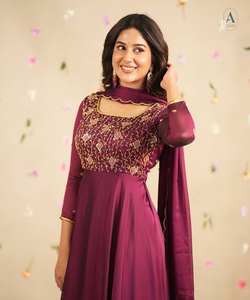 Costume Anarkali à vin de style Bollywood Vêtements ethniques brodés d'or élégants pour les mariages, les fêtes et les célébrations festives - Product Image 1