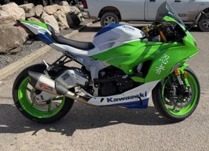 VENTES RAPIDES - Motocyclettes neuves Ninja ZX-6R édition 40e anniversaire ABS prêtes à être expédiées en 2025 - Product Image 5