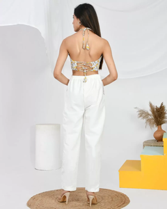 Armario con una elegante blusa estampada con cuello halter diseñada para combinar la elegancia moderna con la comodidad sin esfuerzo, tela suave y ligera. - Product Image 2