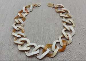 Collier en corne de buffle fabriqué à la main avec des sculptures tribales bijoux ethniques uniques d'Inde - Product Image 2