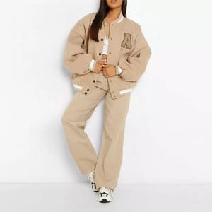 Veste universitaire personnalisée pour femmes Broderie en chenille Manches en cuir de haute qualité Longueur longue Veste universitaire personnalisée de baseball - Product Image 5