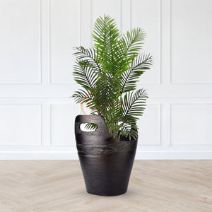 La maceta oscura con asas recortadas le da un encanto moderno, La maceta oscura, la planta verde frondosa, perfecta para llevar al aire libre en nuestra maceta de jarrones - Product Image 4