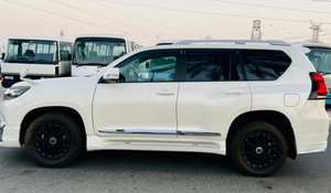 PRADO SUV 2020 GCC, Tracción en las Cuatro Ruedas, Asientos de Cuero, Aire Acondicionado, Luces LED Automáticas, Cámara de 360°, Blanco, 5 Plazas - Product Image 5