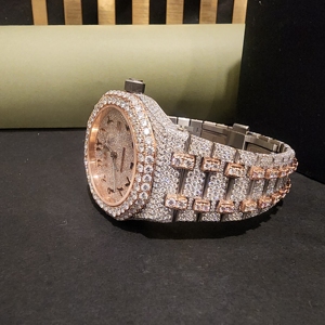 Reloj de Lujo Impresionante de Acero Inoxidable con Doble Tono Blanco y Rosa, Números Arábigos, Completamente Adornado con Diamantes Moissanite ETA - Product Image 2