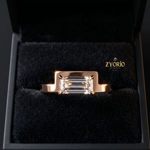 Bague de fiançailles solitaire en or 10 carats avec diamant de laboratoire taille émeraude pour femme - Product Image 3