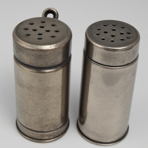 Moulin à sel et à poivre en bois fabriqué à la main avec une finition noire mate rustique artisanale offrant un accent décoratif - Product Image 2