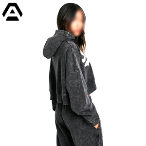 Cómodo de alta calidad de gran tamaño Street Style Fleece o French Terry en color negro Mujeres Sudadera con capucha recortada POR INCREÍBLES INDUSTRIAS - Product Image 2