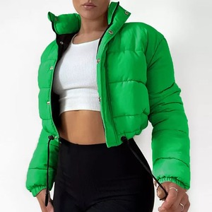 Veste Softshell d'hiver personnalisée pour femmes avec col montant Nouveau rembourrage épais et épais à la mode Cropped Puffer Bubble Design - Product Image 5