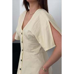 เดรสผ้าป๊อปลินสีเหลืองติดกระดุมยาวปานกลาง - สีเหลือง - Product Image 4
