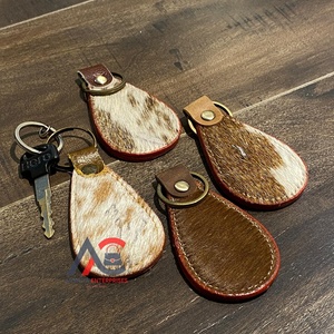 Vente la plus chaude porte-clés en cuir cheveux de vache sur porte-clés en cuir accessoires en cuir porte-clés mignons pour les femmes - Product Image 1