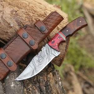 Cuchillo de Caza de Hoja Fija de Acero de Damasco de Alta Calidad Hecho a Mano para Supervivencia en Campamentos, con Mango de Madera y Funda de Cuero Personalizada - Product Image 1