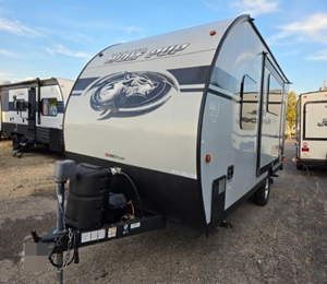 NEATLY USED 2020 F-O-R-E-S-T RV R-I-V-E-R WOLF PUP BLACK LABEL 16PF DISPONIBLE À LA VENTE - Product Image 1