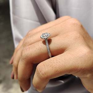 แหวนหมั้นเพชรทรงกลมแบบเฮโลพร้อมขอบล้อมเพชร - Product Image 3