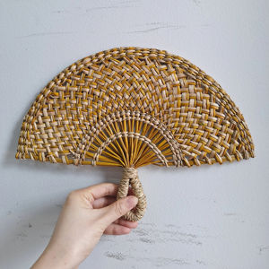 Ventilador de mano de algas marinas tejido a mano, ventilador rústico ecológico para bodas y fiestas - Product Image 1