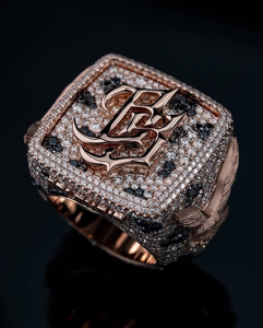 Bague pour homme en argent sterling 925 plaqué rhodium, style goutte d'eau, avec lettres personnalisées serties de diamants Moissanite VVS, finition haute brillance - Product Image 2