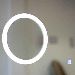 Espejo LED Táctil de 80x60 con Reloj Digital y Lupa, Accesorio Moderno para Baño - Product Image 2