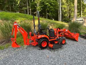 Livraison rapide, chargeuse-pelleteuse Kubota BX23S 4WD diesel, tracteur standard Garton à vendre en stock, parfait pour les travaux lourds - Product Image 6