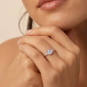 Bague de fiançailles Jeulia personnalisée en argent sterling plaqué rhodium avec grappe de moissanite florale violette - Product Image 5