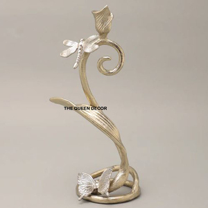 Portavelas de metal decorativo elegante para centro de mesa de casa elegante e iluminación acentuada en comedor o sala de estar - Product Image 1