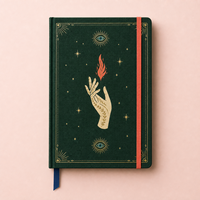 Carnet Mystique Personnalisé LABON, Couverture Rigide en Tissu Vert Forêt, Bordure Dorée, Motifs Flamme, Palmier, Iris Bleu, Étoiles, Corail, Ruban Bleu Marine