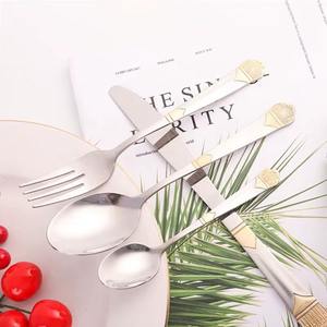 Juego de Cubiertos de Primera Calidad con Acabado Plateado y Dorado, Perfecto para la Mesa de Comedor Moderna, Decoración de Interiores y Celebraciones - Product Image 2