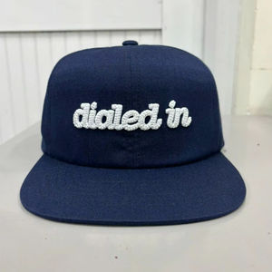 Casquette Snapback OEM Vietnam personnalisée avec logo 2D, marine, 5 panneaux, visière plate, broderie, pour un look décontracté unisexe, avec position du logo. - Product Image 1