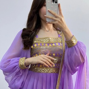 Robe longue en mousseline de lavande avec broderie de sequins dorés, dentelle, boutons, col rond, manches lanternes, style bohème, coupe classique, écologique, pour soirée formelle - Product Image 1