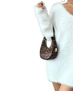 Robe pull en tricot blanc personnalisée pour femmes, col en V, manches longues, douce et moelleuse, chaude pour l'hiver, mode, OEM, vente en gros, fabrication sur mesure - Product Image 3